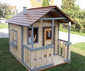 Teraszos házikó előtetővel70620